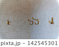 白い壁のフック 142545301