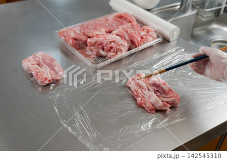 大量のお肉を小分けする女性の手元 大量のお肉を小分けする女性の手元 142545310