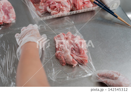 大量のお肉を小分けする女性の手元 大量のお肉を小分けする女性の手元 142545312