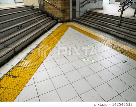 地下通路にある階段手前の点字ブロック設置例 地下通路にある階段手前の点字ブロック設置例 142545535