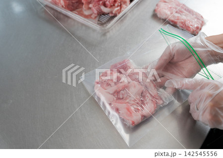 大量の豚肉を小分けする女性の手元 大量の豚肉を小分けする女性の手元 142545556