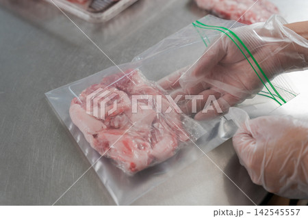大量の豚肉を小分けする女性の手元 大量の豚肉を小分けする女性の手元 142545557