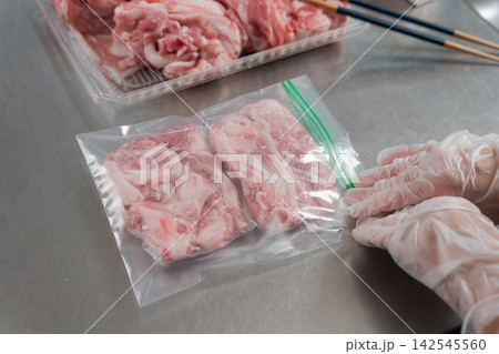 大量の豚肉を小分けする女性の手元 大量の豚肉を小分けする女性の手元 142545560