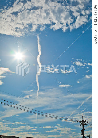 夏の青空と白い雲と太陽 夏の青空と白い雲と太陽 142545796