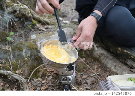 山の中でアウトドア料理を楽しむ キャンプ・登山の調理風景 山の中でアウトドア料理を楽しむ キャンプ・登山の調理風景 142545876