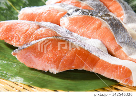 新鮮な鮭の切り身を竹ざるに並べた日本の食材写真。 142546326