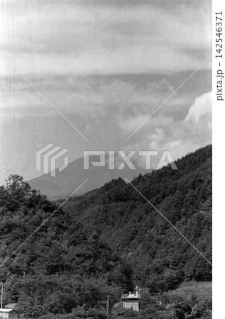 木曾路から観た富士山 142546371