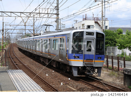 南海高野線　浅香山駅駅付近を走る8000系電車 142546414