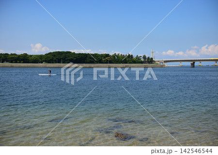 夏の終わりの穏やかな海 夏の終わりの穏やかな海 142546544