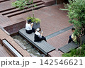 スマホを触らないではいられない人々 142546621