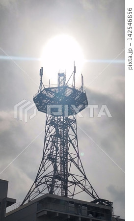 電波塔に降り注ぐ太陽光 電波塔に降り注ぐ太陽光 142546856