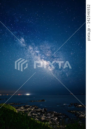 天の川と磯の風景 天の川と磯の風景 142546932