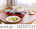 自宅の食卓で楽しむ野菜たっぷりの鍋料理 142547119