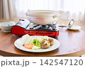 自宅の食卓で楽しむ野菜たっぷりの鍋料理 142547120