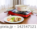 自宅の食卓で楽しむ野菜たっぷりの鍋料理 142547121