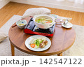 自宅の食卓で楽しむ野菜たっぷりの鍋料理 142547122