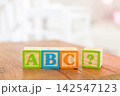 ABCとクエスチョンマークの木製積み木 142547123