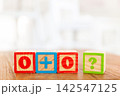 0＋0とクエスチョンマークの積み木で表した算数問題 142547125