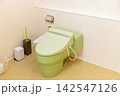温水洗浄便座を備えた住宅の洋式トイレ 142547126