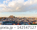 夕日に照らされる住宅街と大型マンション 142547127