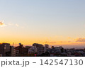 夕方の光に照らされた日本の住宅街と都市の風景 142547130