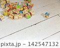 白い木の床に散らばったカラフルな木製積み木 142547132