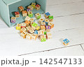 白い木の床に散らばったカラフルな木製積み木 142547133