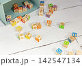 白い木の床に散らばったカラフルな木製積み木 142547134