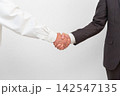 ビジネスの合意を表す二人の握手 142547135