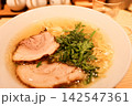 透き通る淡麗塩スープと平打ち縮れ麺が美味しい横浜グルメ。春菊が添えられた名店「本丸亭」の塩ラーメン 142547361