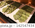 ホテルのデザートバイキングを彩る緑の柏餅。角皿に整然と並べられた端午の節句の縁起物和菓子 142547434
