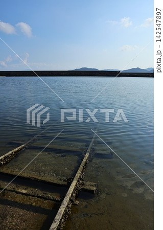 海の線路 142547897