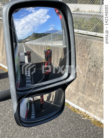 車のサイドミラーに映る富士山 ☆mar_lapin 車のサイドミラーに映る富士山 ☆mar_lapin 142548085