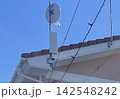 青空と住宅設置のTV用デザインアンテナ・パラボラアンテナ 142548242
