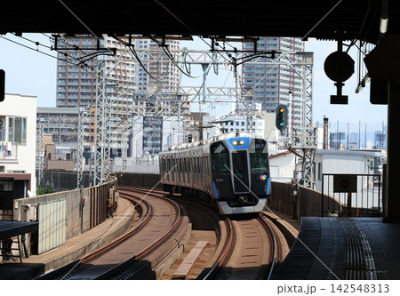 阪神 出屋敷駅に接近する5700系電車 阪神 出屋敷駅に接近する5700系電車 142548313