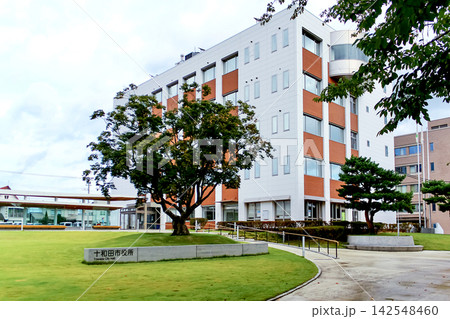 【青森】秋の十和田 近代的な建物の十和田市役所 【青森】秋の十和田 近代的な建物の十和田市役所 142548460