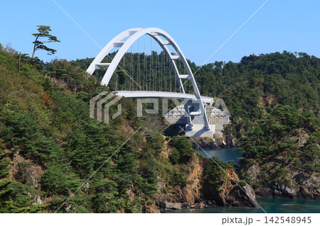 出島大橋とリアス海岸の風景（宮城県女川町） 142548945