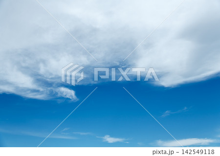 【真夏 雨の止み間の青空と雲 空背景や空合成素材にどうぞ】 【真夏 雨の止み間の青空と雲 空背景や空合成素材にどうぞ】 142549118