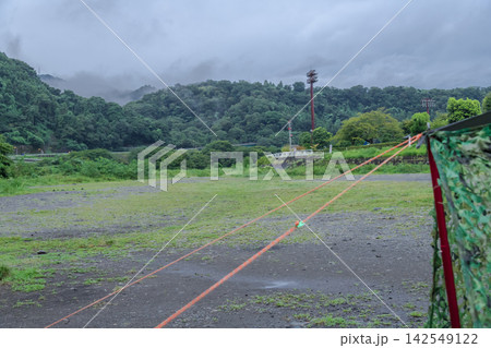 【山には靄　真夏の雨が降りそうな中津川】 142549122