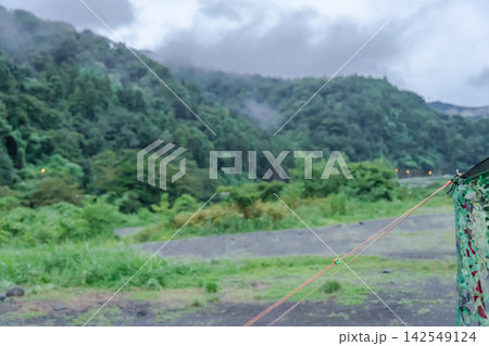 【山には靄 真夏の雨が降りそうな中津川】 【山には靄 真夏の雨が降りそうな中津川】 142549124