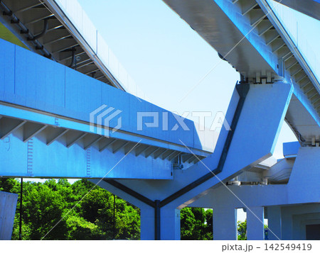 日暮里・舎人ライナーの舎人公園付近の軌道構造(高架橋)と青空の風景 日暮里・舎人ライナーの舎人公園付近の軌道構造(高架橋)と青空の風景 142549419