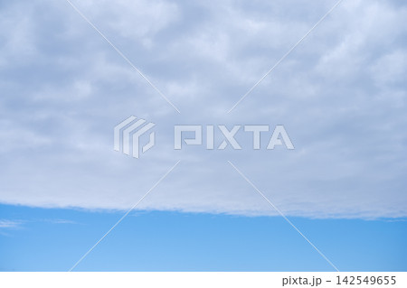 雨雲 青空 曇り 秋雨 秋 9月 イメージ 雨雲 青空 曇り 秋雨 秋 9月 イメージ 142549655