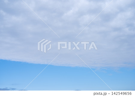 雨雲 青空 曇り 秋雨 秋 9月 イメージ 雨雲 青空 曇り 秋雨 秋 9月 イメージ 142549656