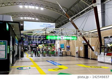 【青森】秋の八戸 夜の八戸駅新幹線改札 【青森】秋の八戸 夜の八戸駅新幹線改札 142549837