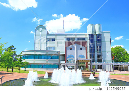 岐阜県各務原市、各務原市立中央図書館と噴水の風景 岐阜県各務原市、各務原市立中央図書館と噴水の風景 142549985