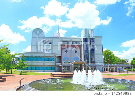 岐阜県各務原市、各務原市立中央図書館と噴水の風景 岐阜県各務原市、各務原市立中央図書館と噴水の風景 142549988