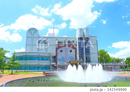 岐阜県各務原市、各務原市立中央図書館と噴水の風景 岐阜県各務原市、各務原市立中央図書館と噴水の風景 142549990