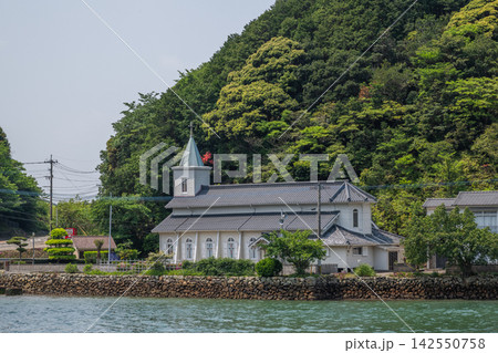 入り江にたたずむ中ノ浦教会 - 長崎県上五島 入り江にたたずむ中ノ浦教会 - 長崎県上五島 142550758