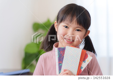 お正月にお年玉をもらい喜ぶ子供 お正月にお年玉をもらい喜ぶ子供 142551028
