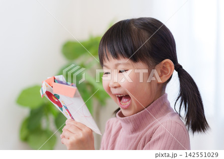 お正月にお年玉をもらい喜ぶ子供 お正月にお年玉をもらい喜ぶ子供 142551029